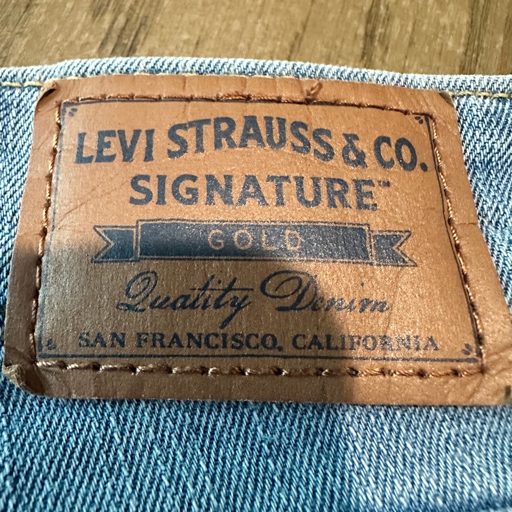 Levi Strauss Signature Gold Women’s Denim Bermuda Shorts Size 2 - Picture 9 of 9